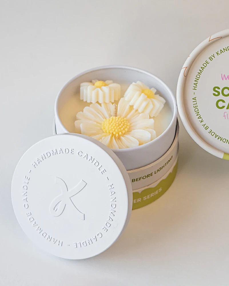 Chamomile flower scent note in Kandelia mystery candle